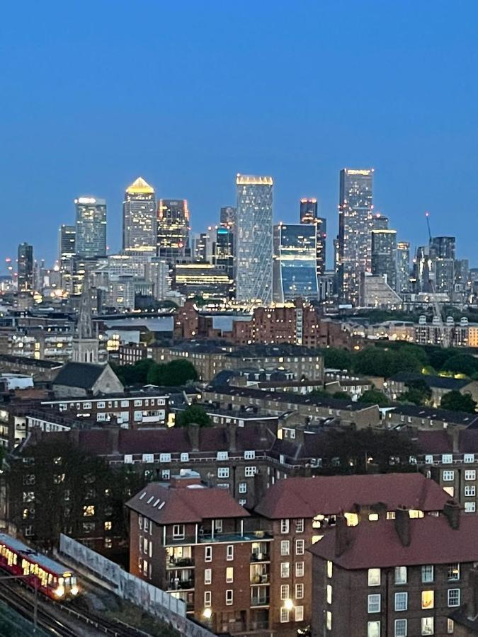 Whitechapel Two Bedroom Luxury Apartment - Free Private Parking - City Views ロンドン エクステリア 写真