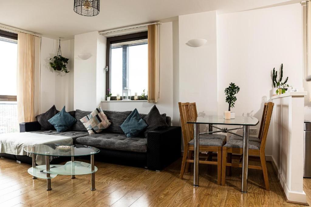 Whitechapel Two Bedroom Luxury Apartment - Free Private Parking - City Views ロンドン 部屋 写真