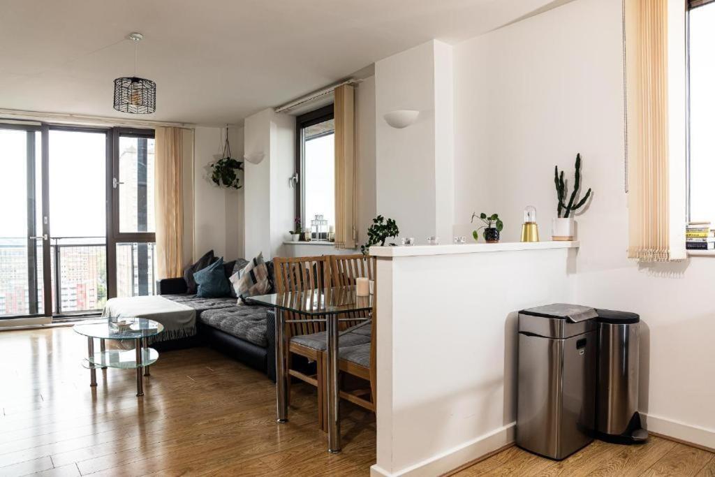 Whitechapel Two Bedroom Luxury Apartment - Free Private Parking - City Views ロンドン エクステリア 写真