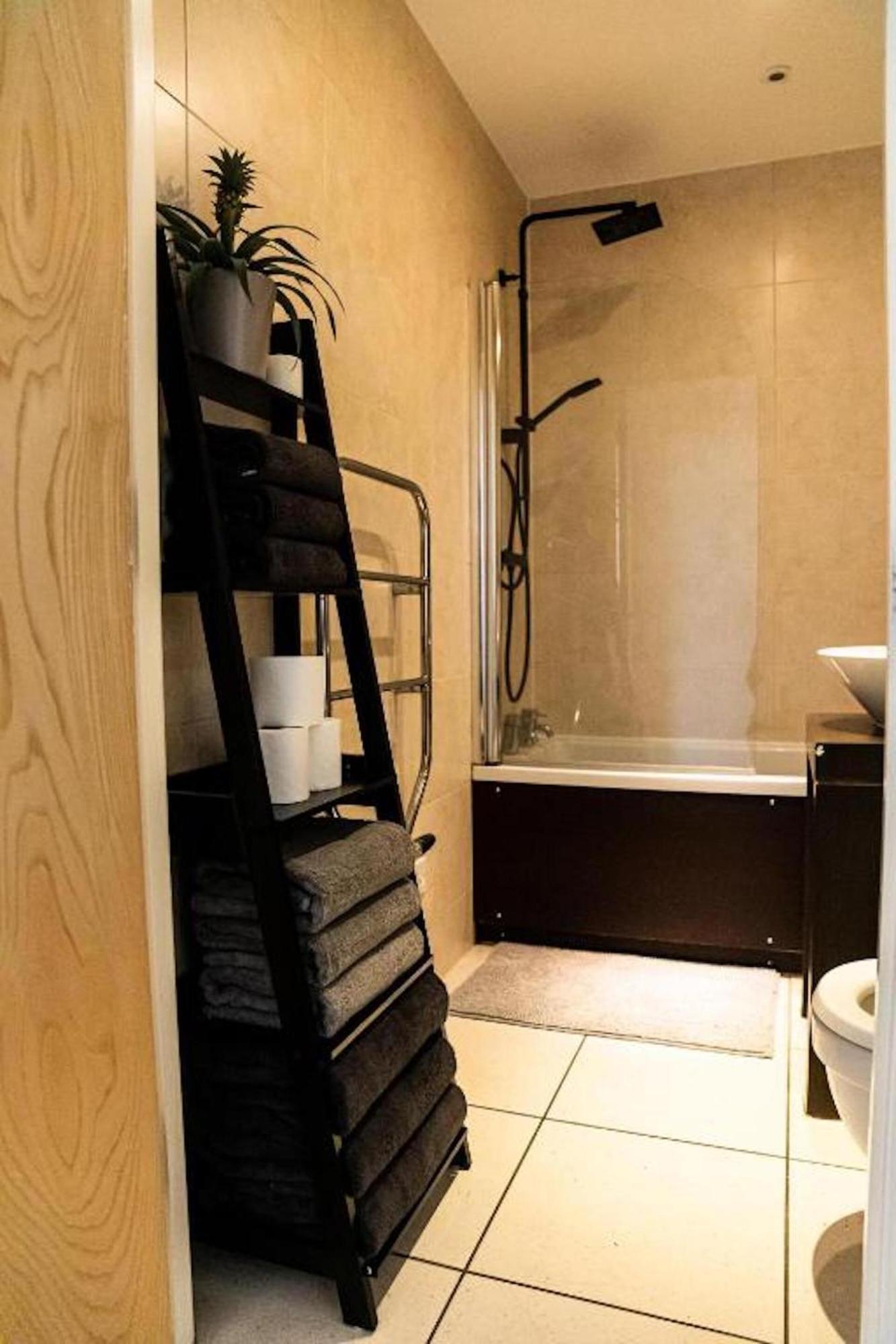Whitechapel Two Bedroom Luxury Apartment - Free Private Parking - City Views ロンドン エクステリア 写真
